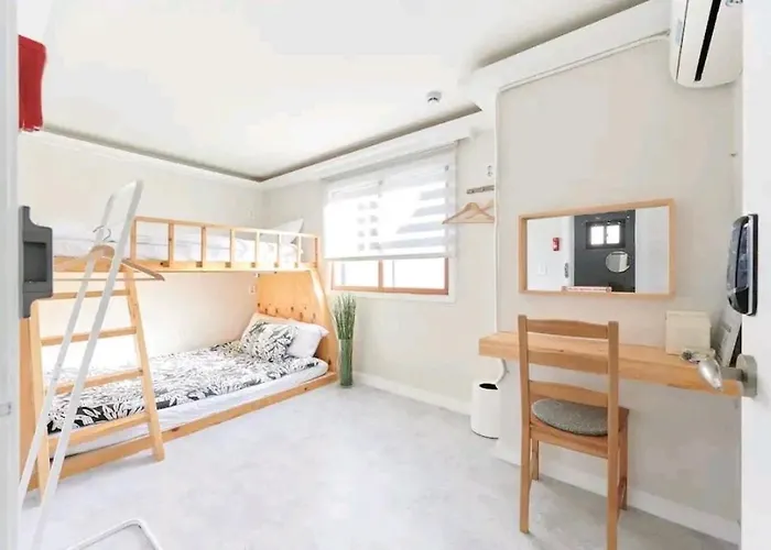 홍대역 3분컷/낭만적인 힐링 루프탑 @ 5br,5bt 편안하고 깔끔한 100평 독채 숙소 *
